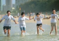 Enjoy a Good Time on Kurrawa Beach